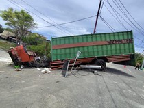 Truk Tabrak 2 Motor-Rumah Warga di Banggai gegara Rem Blong, Sopir Tewas
