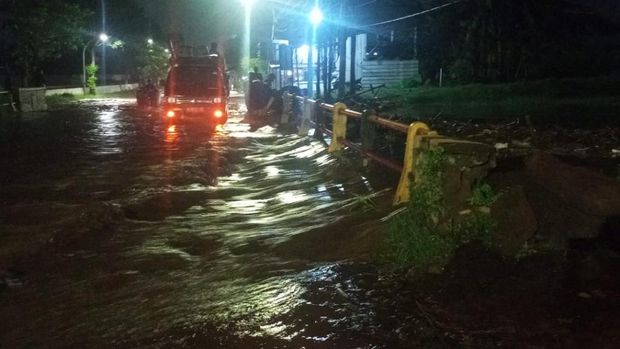 Banjir di Kota Pasuruan kembali terjadi imbas luapan Sungai Petung. Banjir di Kota Pasuruan kembali terjadi imbas luapan Sungai Petung.
