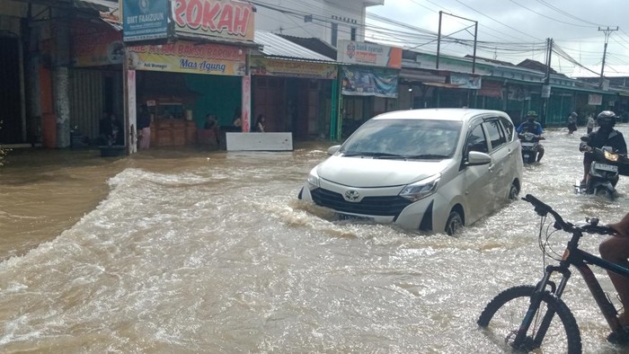 Banjir Menerjang Jalan Raya Klaten-Gunungkidul, Akses Terputus karena Tanggul Jebol