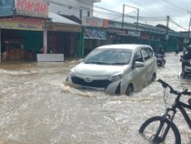 Banjir Parah Terjang Jalan Raya Klaten-Gunungkidul di Cawas Imbas Tanggul Jebol