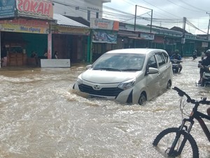 Banjir Rendam Jalan Raya Klaten-Gunungkidul Imbas Tanggul Jebol