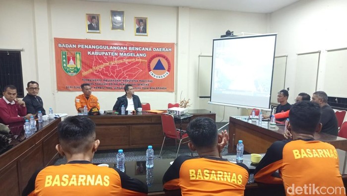Bupati Magelang Grengseng Pamuji saat memimpin rapat koordinasi penanganan banjir lahar hujan di kantor BPBD Kabupaten Magelang, Rabu (4/3/2026).