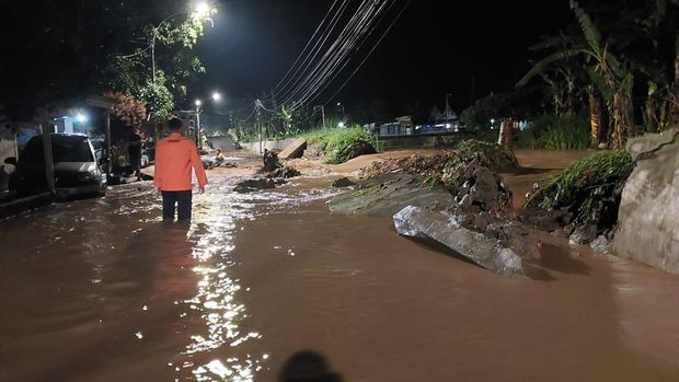 Banjir Semarang Kondisi talut sungai di wilayah RT 01 RW 01, Kelurahan Mangkang Kulon, Kecamatan Tugu, Kota Semarang yang jebol, Rabu (4/3/2026).