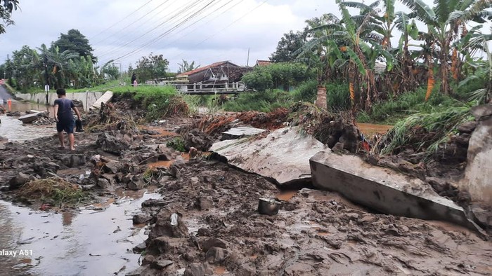 Kondisi talut sungai di wilayah RT 01 RW 01, Kelurahan Mangkang Kulon, Kecamatan Tugu, Kota Semarang yang jebol, Rabu (4/3/2026).