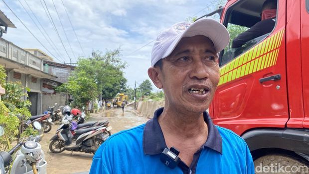 Ketua RT 1 RW 1 Mangkang Kulon, Jarianto di Kelurahan Mangkang Kulon, Kecamatan Tugu, Kota Semarang yang jebol pagi ini, Rabu (4/3/2026).