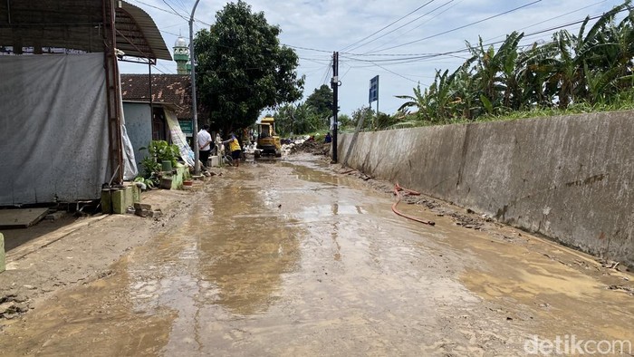 Kondisi talut sungai di RT 01 RW 01, Kelurahan Mangkang Kulon, Kecamatan Tugu, Kota Semarang yang jebol pagi ini, Rabu (4/3/2026).