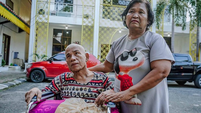 Korban penerima bantuan rumah rusak akibat banjir di Medan.