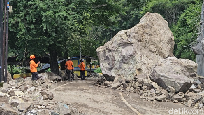 Batu raksasa yang longsor tutup jalan nasional Trenggalek-Ponorogo sedang diupayakan untuk dievakuasi dengan alat berat.