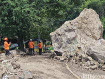 Batu Raksasa Lumpuhkan Akses Trenggalek-Ponorogo, Alat Berat Dikerahkan