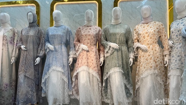 Rata-rata penjual di BLOK B dan A Tanah Abang memajang aneka pilihan warna dan model dari gamis bini orang ini. Salah satu toko yang menjual koleksi gamis viral ini, toko Halim Collection Blok A LT.LS LOS B No. 103. “Bahan raindrop harganya Rp 275 Ribu, ukurannya all size sampai LD 115cm. Pilihan warnanya ada enam, ini baju Lebaran baru masuk bulan (Januari) untuk Lebaran, kata penjaga toko Halim Collection kepada Wolipop. Foto: Ilyas Fadilah/detikcom.