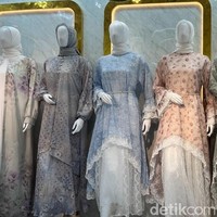 Rata-rata penjual di BLOK B dan A Tanah Abang memajang aneka pilihan warna dan model dari gamis bini orang ini. Salah satu toko yang menjual koleksi gamis viral ini, toko Halim Collection Blok A LT.LS LOS B No. 103. “Bahan raindrop harganya Rp 275 Ribu, ukurannya all size sampai LD 115cm. Pilihan warnanya ada enam, ini baju Lebaran baru masuk bulan (Januari) untuk Lebaran, kata penjaga toko Halim Collection kepada Wolipop. Foto: Ilyas Fadilah/detikcom.