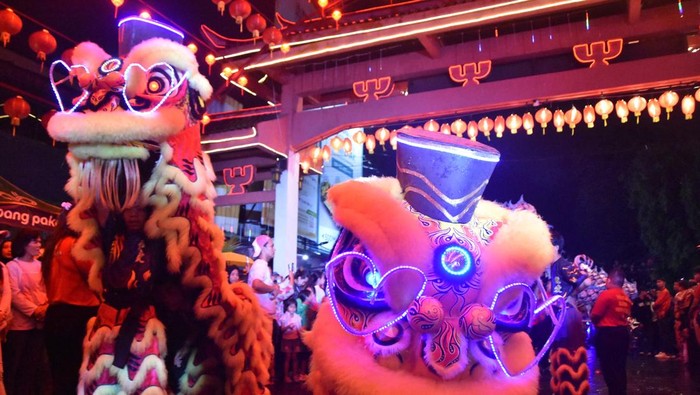 Penari menampilkan tari kabasaran dari Minahasa saat pawai Bogor Street Festival (BSF) Cap Go Meh (CGM) 2026 di jalan Suryakencana, Kota Bogor, Jawa Barat, Selasa (3/3/2026). Pesta rakyat BSF CGM 2026 yang secara resmi masuk dalam Karisma Event Nusantara 2026 dan mengambil tema Harmony in Diversity tersebut merupakan komitmen masyarakat Bogor untuk menguatkan toleransi, keberagaman dan mempererat silaturahmi antarumat beragama. ANTARA FOTO/Arif Firmansyah