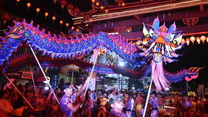 Penari menampilkan tari kabasaran dari Minahasa saat pawai Bogor Street Festival (BSF) Cap Go Meh (CGM) 2026 di jalan Suryakencana, Kota Bogor, Jawa Barat, Selasa (3/3/2026). Pesta rakyat BSF CGM 2026 yang secara resmi masuk dalam Karisma Event Nusantara 2026 dan mengambil tema Harmony in Diversity tersebut merupakan komitmen masyarakat Bogor untuk menguatkan toleransi, keberagaman dan mempererat silaturahmi antarumat beragama. ANTARA FOTO/Arif Firmansyah