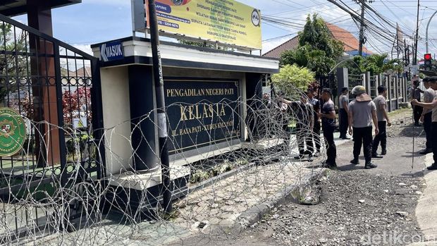 Botok Cs Pati Situasi di depan Pengadilan Negeri Pati menjelang sidang putusan terdakwa Botok dan Teguh, Rabu (4/3/2026).