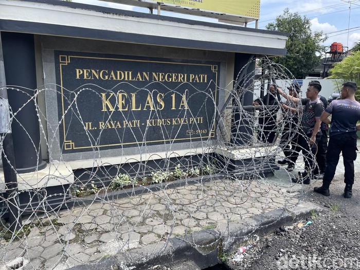 Situasi di depan Pengadilan Negeri Pati menjelang sidang putusan terdakwa Botok dan Teguh, Rabu (4/3/2026).