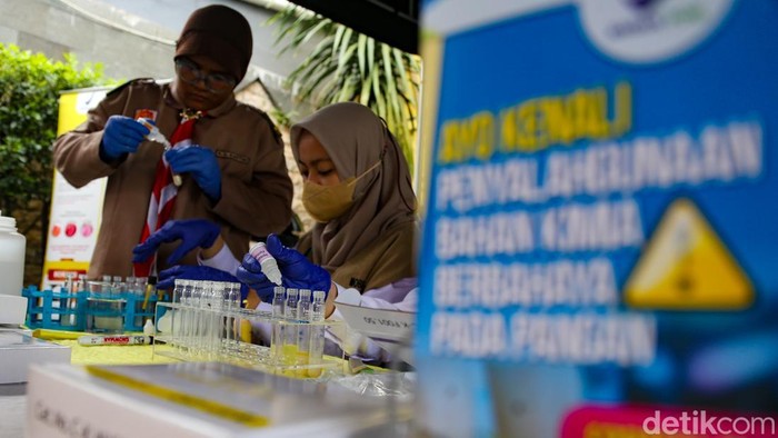 Badan Pengawas Obat dan Makanan (BPOM) melakukan sidak takjil Ramadan di Gandaria Utara, Jakarta Selatan. Ditemukan 3 sampel yang mengandung formalin dan pewarna sintetis.