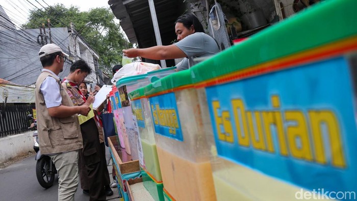 Badan Pengawas Obat dan Makanan (BPOM) melakukan sidak takjil Ramadan di Gandaria Utara, Jakarta Selatan. Ditemukan 3 sampel yang mengandung formalin dan pewarna sintetis.