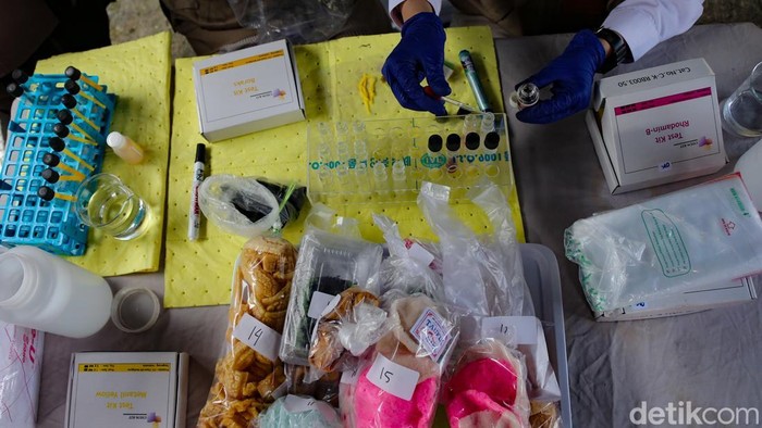 Badan Pengawas Obat dan Makanan (BPOM) melakukan sidak takjil Ramadan di Gandaria Utara, Jakarta Selatan. Ditemukan 3 sampel yang mengandung formalin dan pewarna sintetis.