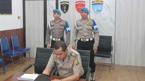 Bripka Irfan alias Karol, anggota SPKT Polres Bima Kota, menjalani sidang kode etik profesi polisi (KEPP), Rabu (4/3/2026). (Dok. Polres Bima Kota)