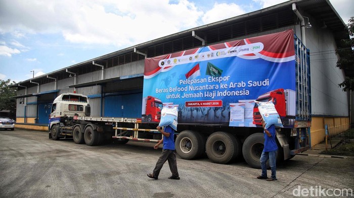 Menteri Pertanian Amran Sulaiman, Wakil Menteri Perdagangan Dyah Roro Esti  Widya Putri dan Dirut Bulog Ahmad Rizal melakukan pelepasan ekspor Beras Befood Nusantara untul jamaah haji di kawasan Gudang Bulog, Kelapa Gading Kanwil Jakarta Banten,  Kel