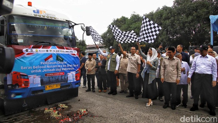 Menteri Pertanian Amran Sulaiman, Wakil Menteri Perdagangan Dyah Roro Esti  Widya Putri dan Dirut Bulog Ahmad Rizal melakukan pelepasan ekspor Beras Befood Nusantara untul jamaah haji di kawasan Gudang Bulog, Kelapa Gading Kanwil Jakarta Banten,  Kelapa Gading, Jakarta Utara, Rabu (4/3/2026).