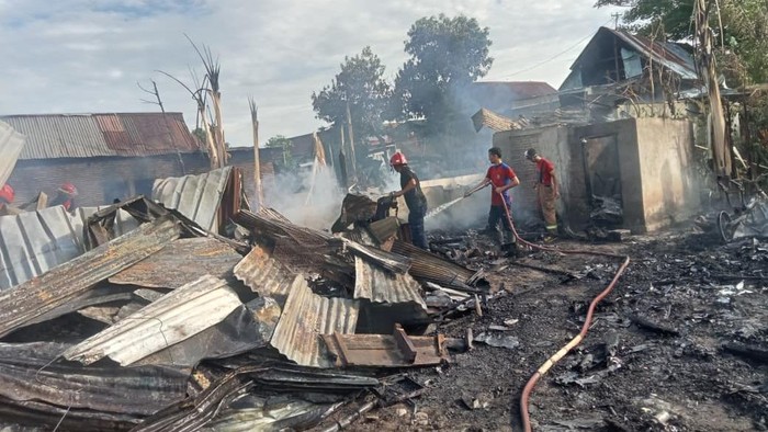 Kebakaran hebat melanda permukiman padat di Ujung Bulu, Bulukumba, menghanguskan 12 rumah. Penyebab kebakaran masih dalam penyelidikan.
