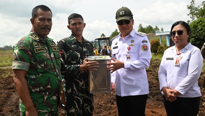 Bupati Humbahas meninjau pembangunan sarana dan prasarana sementara untuk sambut kehadiran Yon TP 955 HS. (Foto: dok Kominfo Humbahas).