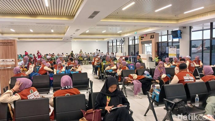 Calon jemaah umrah menunggu keberangkatan di terminal Bandara Hang Nadim Batam beberapa waktu lalu.