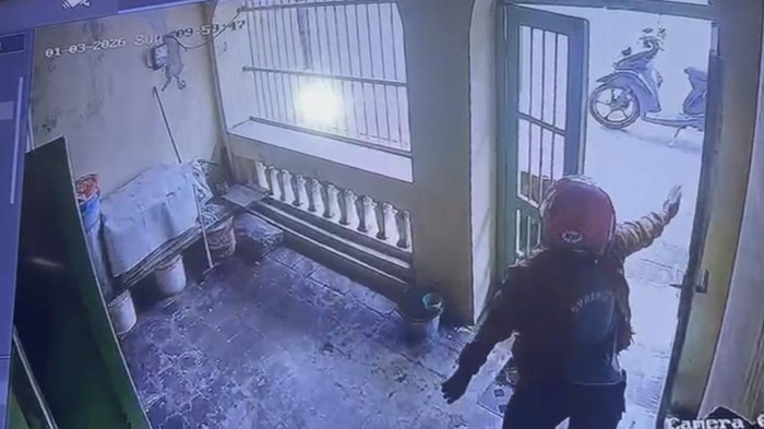 CCTV pelaku membobol sebuah rumah yang ditinggal pemilik keluar nonton perayaan Cap Go Meh di Makassar.