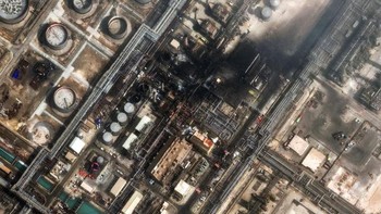 Asap mengepul di kilang minyak Ras Tanura di Arab Saudi setelah serangan pesawat tak berawak, di Ras Tanura, Arab Saudi, 2 Maret Foto: Vantor via Reuters