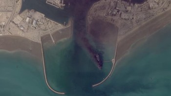 Pelabuhan Bandar Abbas dan sebuah kapal yang terkena serangan udara, di Bandar Abbas, Provinsi Hormozgan, Iran, 2 Maret. Foto: Planet Labs PBC