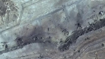 Bunker penyimpanan yang hancur setelah serangan AS dan Israel, di Konarak, Iran, 1 Maret. Foto: Vantor via Reuters