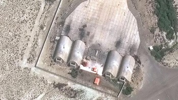 Tempat perlindungan pesawat yang rusak setelah serangan AS dan Israel, di Konarak, Iran, 1 Maret. Foto: Vantor via Reuters