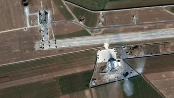 Bangunan dan peralatan yang hancur di pangkalan drone Choqa Baulk-e Alireza di Choqa Baulk-e Alireza, Iran, 2 Maret. Foto: Vantor via Reuters