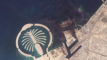 Pelabuhan Jebel Ali, setelah salah satu dermaga terbakar karena puing-puing dari rudal yang dicegat, di Dubai, Uni Emirat Arab, 1 Maret. Foto: Planet Labs PBC