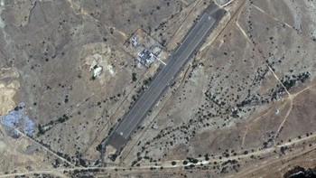 Citra satelit menunjukkan pangkalan yang hancur setelah serangan AS dan Israel, di Konarak, Iran, 1 Maret. Foto: Vantor via Reuters