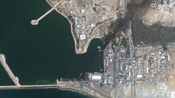 Kapal dan bangunan angkatan laut yang hancur setelah serangan AS dan Israel, di Konarak, Iran, 1 Maret. Foto: Vantor via Reuters