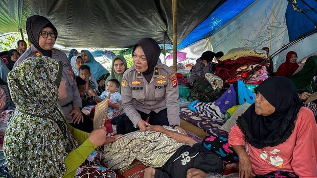 Dedikasi Polisi Bantu Masyarakat