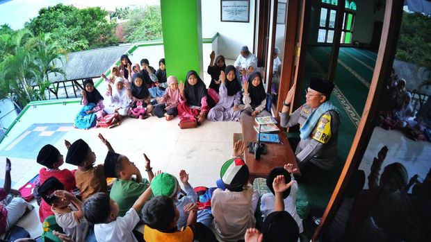 Dedikasi Polisi Bantu Masyarakat