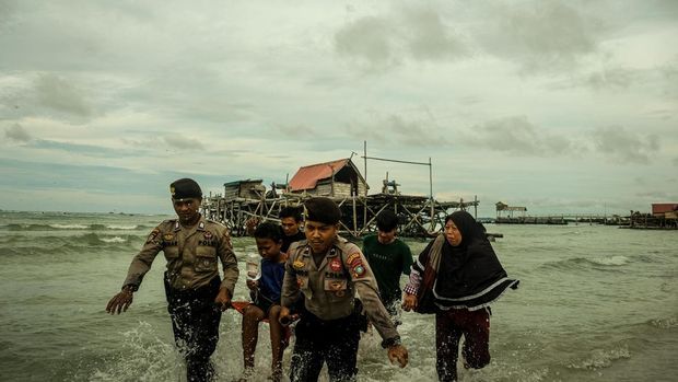 Dedikasi Polisi Bantu Masyarakat