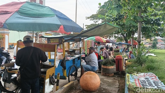 Deretan pedagang di sekitar kawasan Alun-alun Haurgeulis.