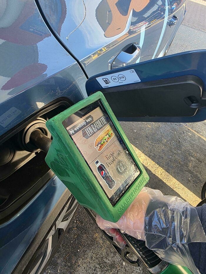 Ilustrasi orang yang harus berinteraksi dengan billboard digital untuk mengisi bensin