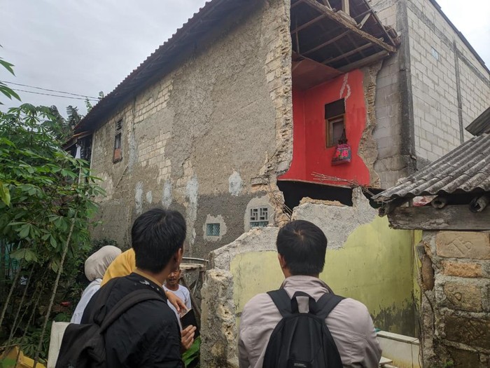 Dinding rumah warga di Bogor jebol setelah diguyur hujan. (Dok. BPBD)