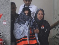 Penampilan Bupati Pekalongan Fadia Arafiq Berompi Oranye