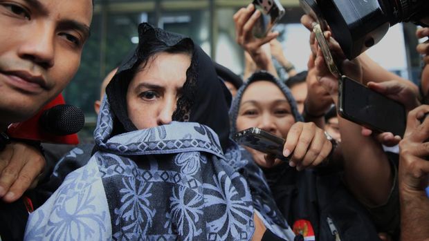 Bupati Pekalongan Fadia Arafiq mengenakan rompi tahanan berjalan menuju mobil tahanan di Gedung Merah Putih KPK, Jakarta, Rabu (4/3/2026) usai tertangkap dalam Operasi Tangkap Tangan (OTT) di Semarang, Jawa Tengah.