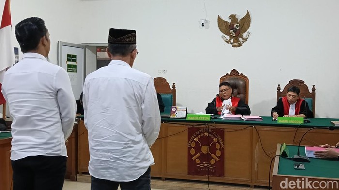 Dua terdakwa korupsi perkeretaapian menjalani sidang vonis di Pengadilan Tipikor PN Kelas 1 A Palembang. (Welly Jasrial Tanjung/detikcom)
