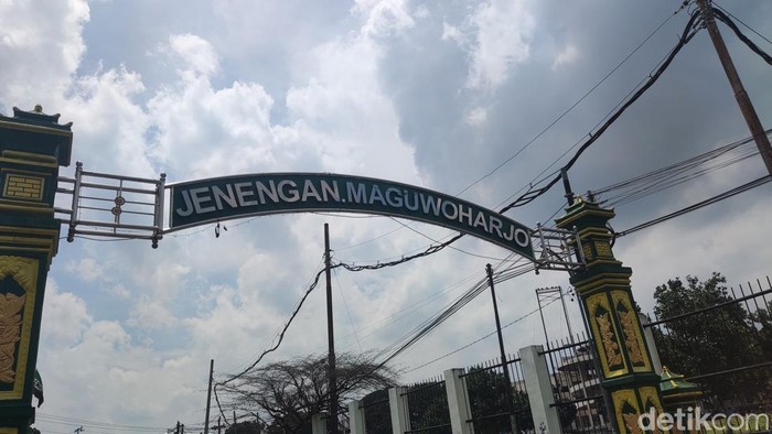 Gapura Padukuhan Jenengan yang terletak di Kalurahan Maguwoharjo, Depok, Sleman.