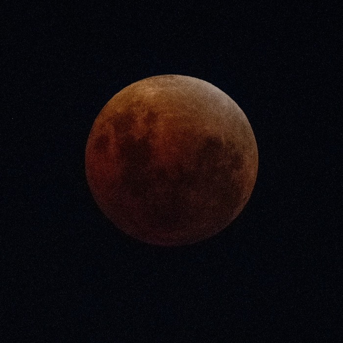 Bulan berwarna merah jingga ini diabadikan dari Perth. (ABC News: Andrew OConnor)

