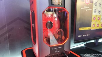Kolaborasi ini menghadirkan beberapa perangkat edisi terbatas, termasuk PC gaming Tonino Lamborghini Tecno Taurus (Mega Mini G1 Pro) yang diotaki Intel Core i9-13900HK dan GPU Nvidia RTX 5060 series dengan water cooling system. Foto: Virgina Maulita Putri/detikINET