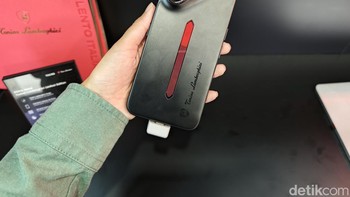 Lalu ada Tecno Pova Metal Tonino Lamborghini Limited Edition, ponsel pertama di dunia dengan desain unibody metal. Foto: Virgina Maulita Putri/detikINET